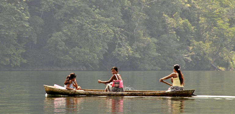 5d Rio Dulce łódź z Indiankami