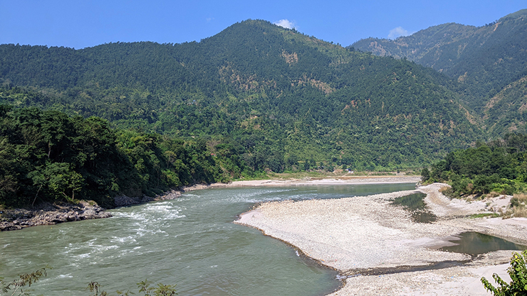 4j Nepalska górska rzeka
