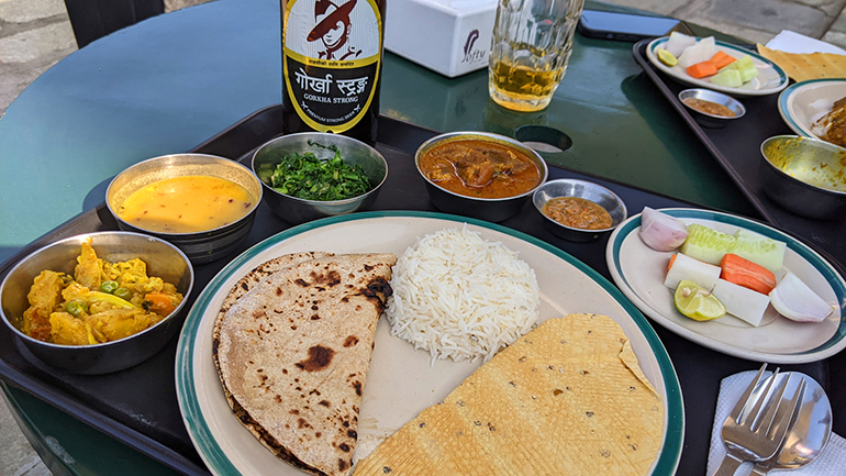 4m Typowy posiłek w nepalskiej restauracji