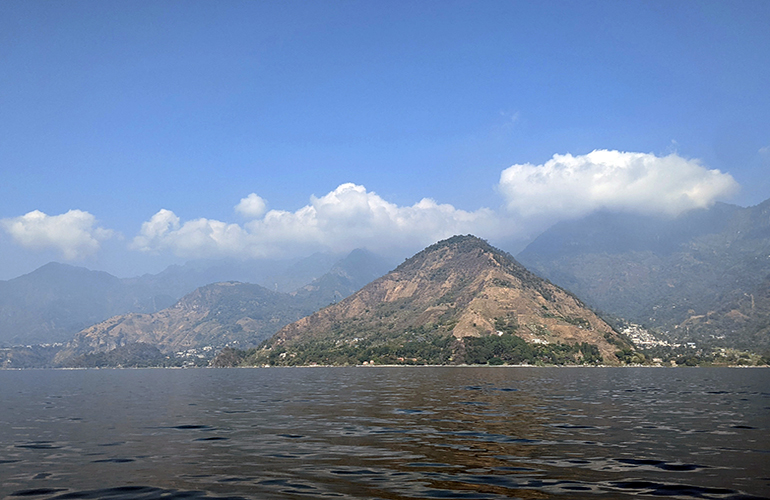 4A9 Brzegi jeziora Atitlan