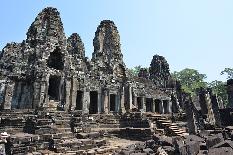 3t Ogólny widok ruin świątynia Bajon Angkor Thom Kambodża