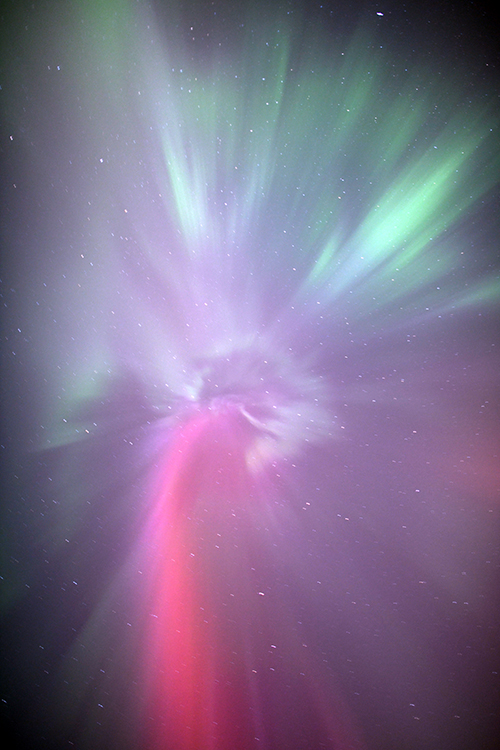 6 Nektar różanego miodu wylewa się prosto na serce fotografa zorza polarna Milton Wisconsin 11 maja 2024