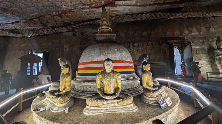 2i Stupa i Buddowie Dambulla Sri Lanka