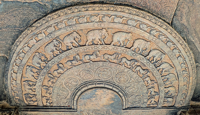 4c Płaskorzeźbiony kamień moonstone przed świąynnymi schodami Polonnaruwa Sri Lanka