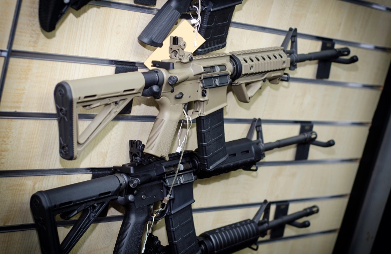 Broń typu AR-15 w sklepie