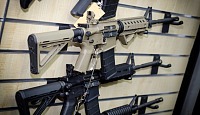 Broń typu AR-15 w sklepie