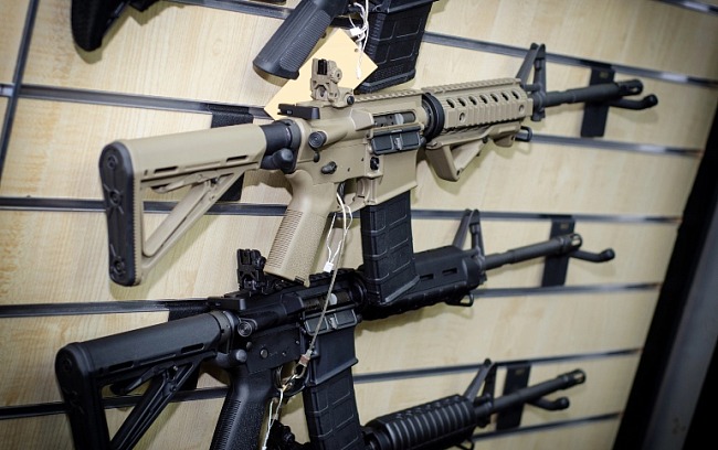 Broń typu AR-15 w sklepie