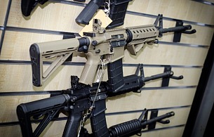 Broń typu AR-15 w sklepie