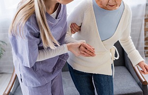 Opieka nad seniorem bez kosztów. Pomoc, o której wiele rodzin wciąż nie wie